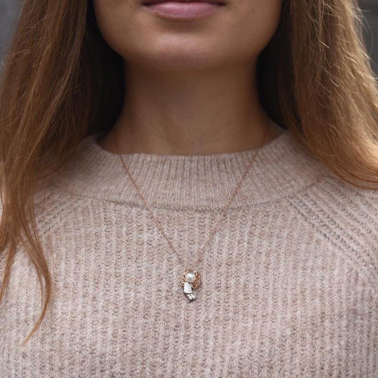 Zlatý anděl v náhrdelníku s perlou a diamanty 48825