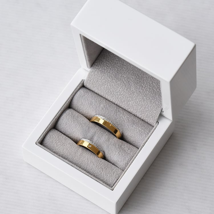 Zdobené zlaté snubní prsteny s diamantem 72373