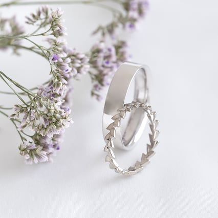 Zlatý prsten ve tvaru lístečků a pánský plochý prsten Skyler