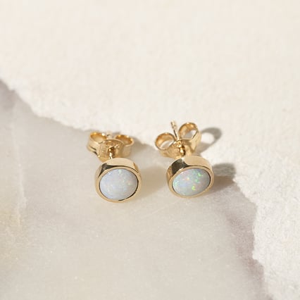 Zlaté minimalistické náušnice s bílými opály Aurinda