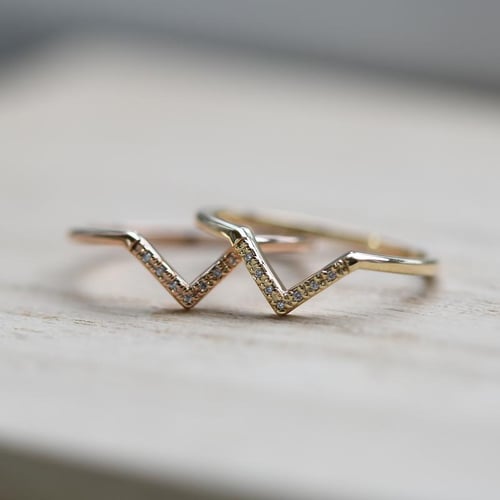 Zlatý vykrojený snubní prsten s diamanty Bebeha
