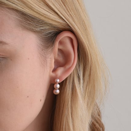 Stříbrné visací náušnice se třemi levandulovými perlami Arielle