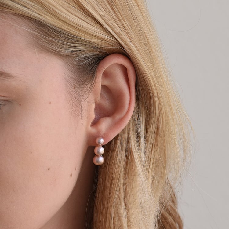 Stříbrné visací náušnice se třemi levandulovými perlami 65658