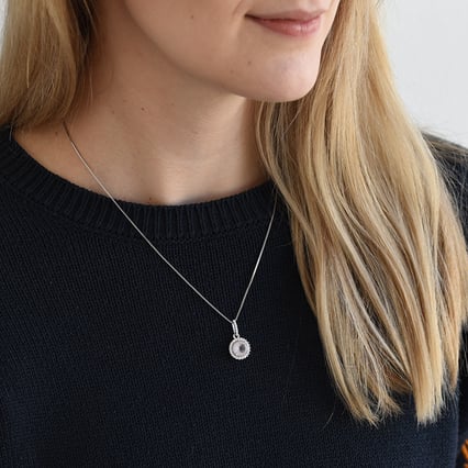 Stříbrný halo přívěsek s růženínem Atia