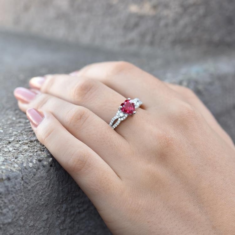 Srdíčkový rubín ve stříbrném prstenu 32385