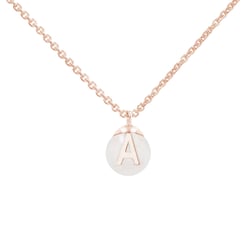 Přívěsek s perlou a písmenem Louie