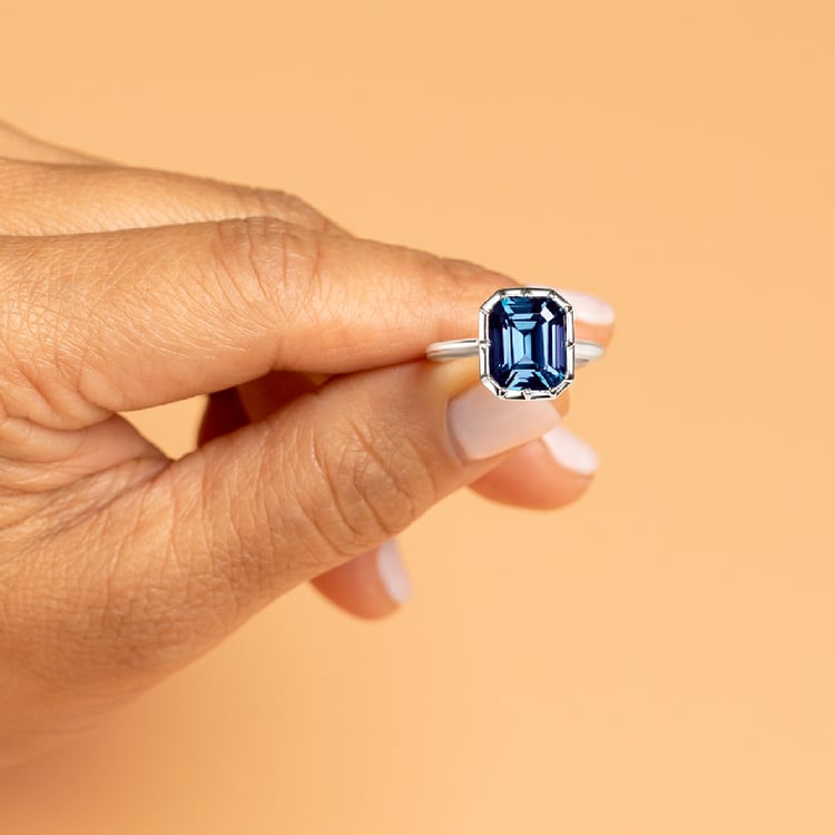 Zlatý bezel prsten s emerald lab-grown alexandritem Moly 136585