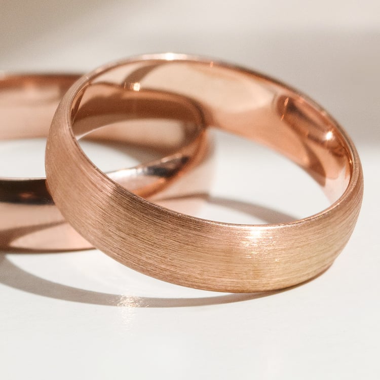 Komfortní snubní prsten z růžového zlata s lesklým povrchem 157026