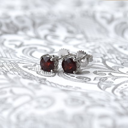 Stříbrné náušnice s granáty Drary