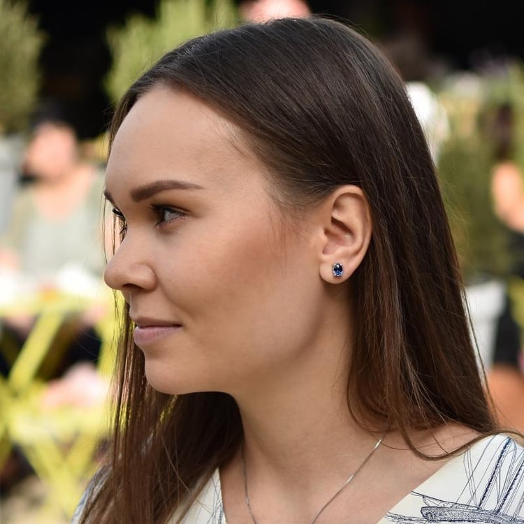 Stříbrné elegantní náušnice s modrými safíry 4619