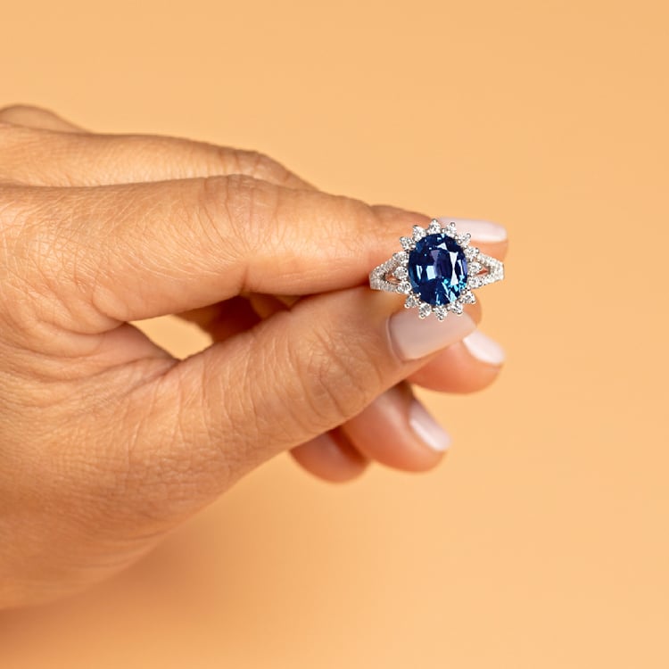 Zlatý halo prsten s oválným lab-grown alexandritem a diamanty Logan 136588