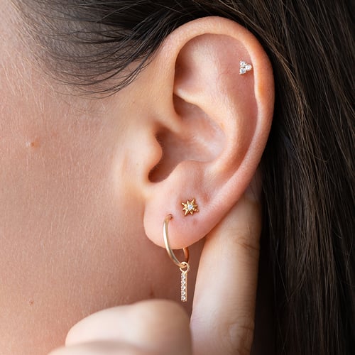 Zlatá piercing náušnice s bílými topazy Masha