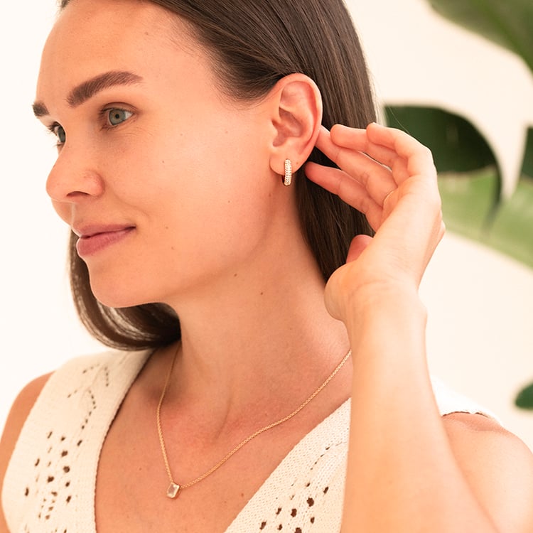 Stříbrné pavé kruhové náušnice s bílými topazy Shaviv 143279