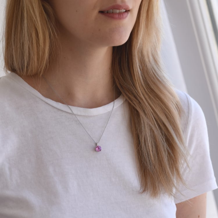 Růžový safír ve zlatém náhrdelníku 65295