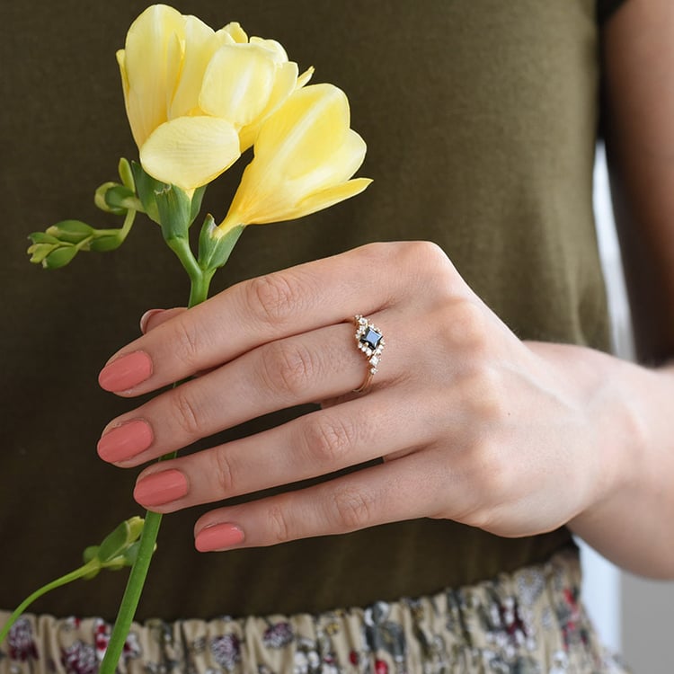 Prsten s černým diamantem a postranními moissanity 82400