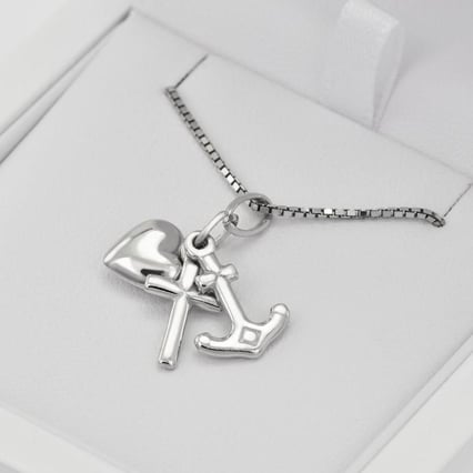 Stříbrný přívěsek se symboly lásky, víry a naděje Pjudu