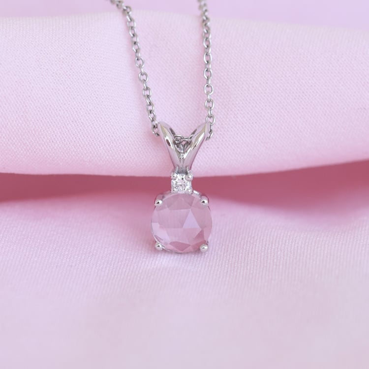 Přívěsek s růženínem a diamantem 80513