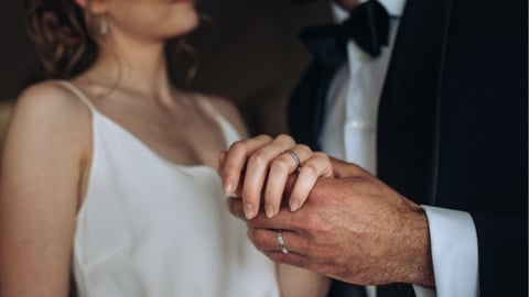 Jak se nosí zásnubní a snubní prsten