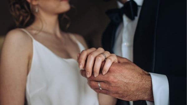 Jak se nosí zásnubní a snubní prsten