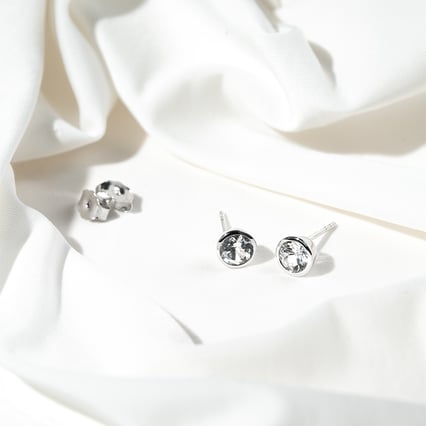 Stříbrné bezel náušnice s bílými topazy Wetty