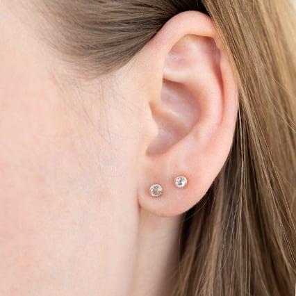 Minimalistické bezel náušnice s měsíčními kameny Tofine