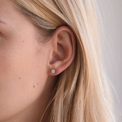 Elegantní diamantové náušnice Flowu