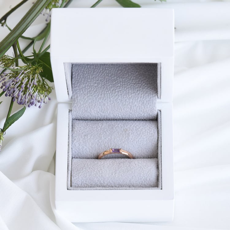 Minimalistický prsten s ametystem ze zlata 82389