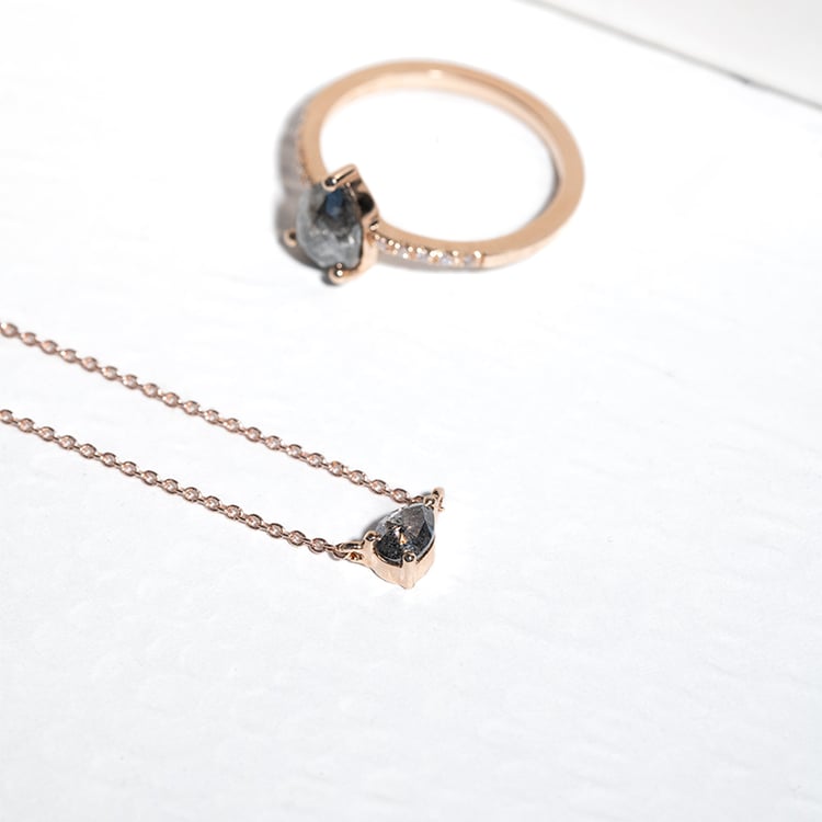 Náhrdelník s pear salt and pepper diamantem Maliah 128620