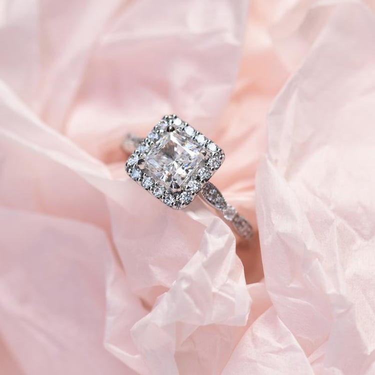 Zlatý vintage zásnubní prsten s princess diamantem 49488