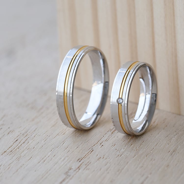 Snubní prsteny s drážkou a diamantem 61485