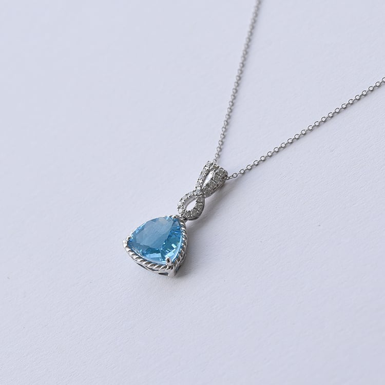 Přívěsek z bílého zlata se švýcarským topazem a vytvořenými diamanty 61346