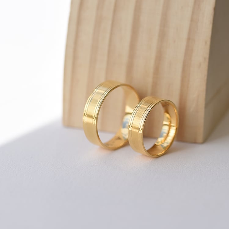 Snubní prsteny s rýhami a matným povrchem 61455