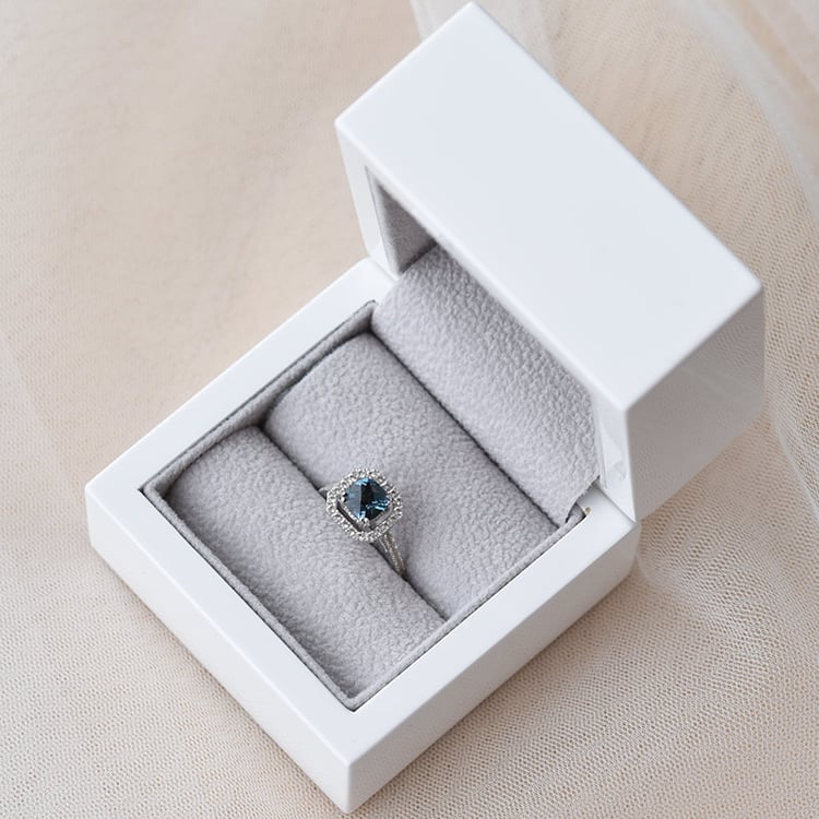 Halo prsten s cushion londýnským topazem 67143