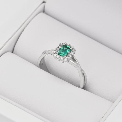 Jemný smaragdový prsten s diamanty Hali