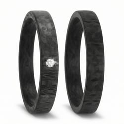 Ploché karbonové snubní prsteny s diamantem Jae