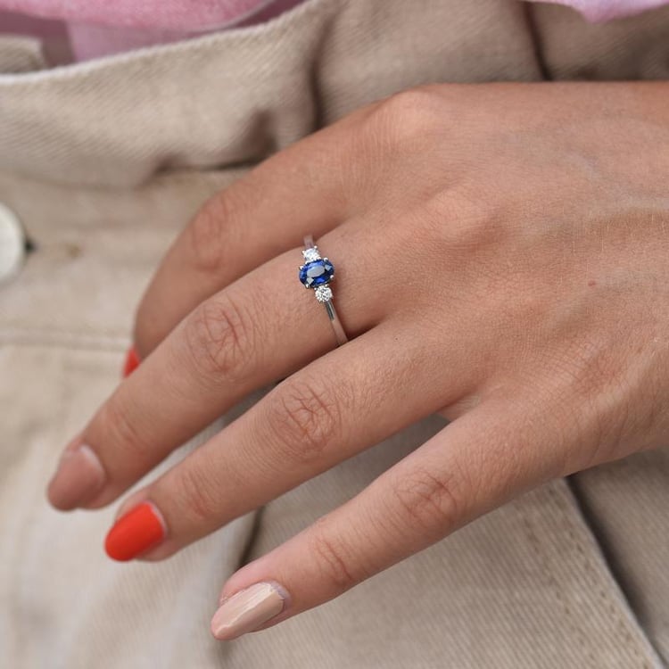 Zlatý prsten se safírem a diamanty Carmel 17719