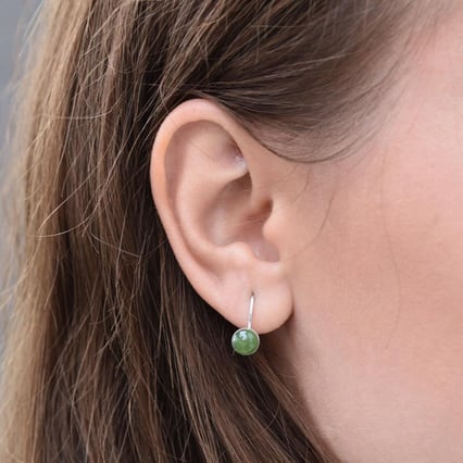 Jadeit ve visacích stříbrných náušnicích Maumo