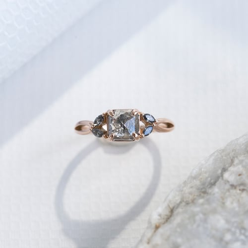 Zlatý prsten se salt and pepper diamantem a marquise diamanty Sila