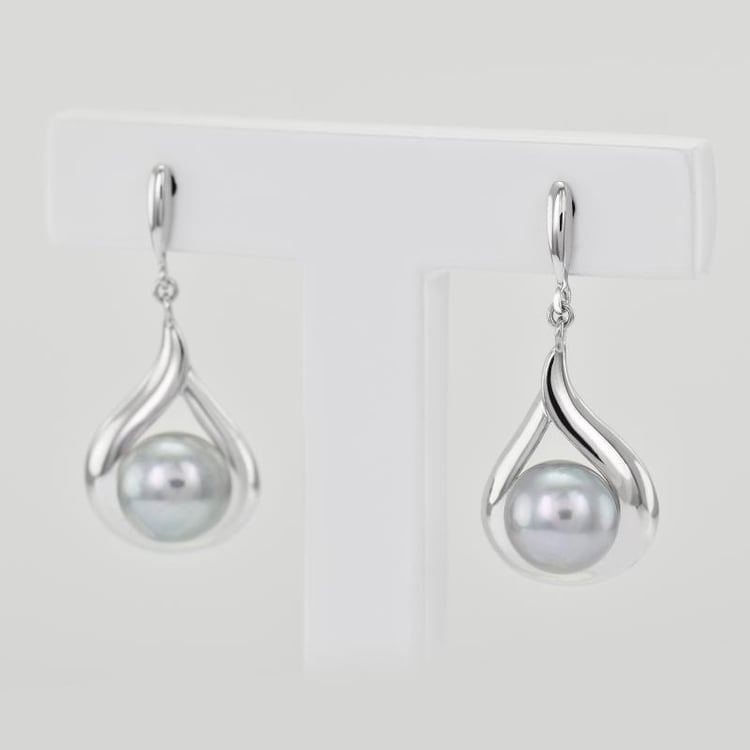 Visací náušnice s šedými perlami 22769