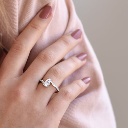 Zásnubní prsten s pear diamantem Nala