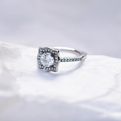 Extravagantní zásnubní diamantový prsten v halo stylu Olva