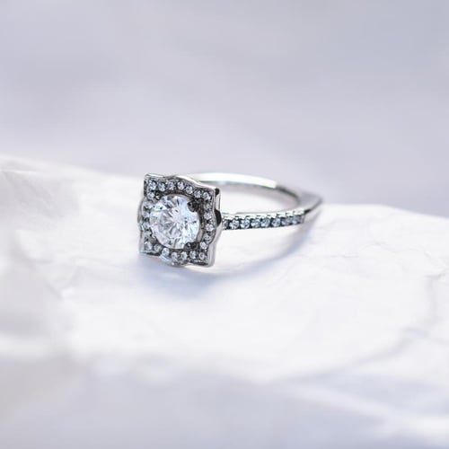 Extravagantní zásnubní diamantový prsten v halo stylu Olva