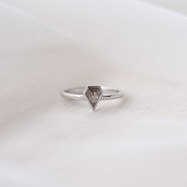 Prsten s šedým diamantem 58309