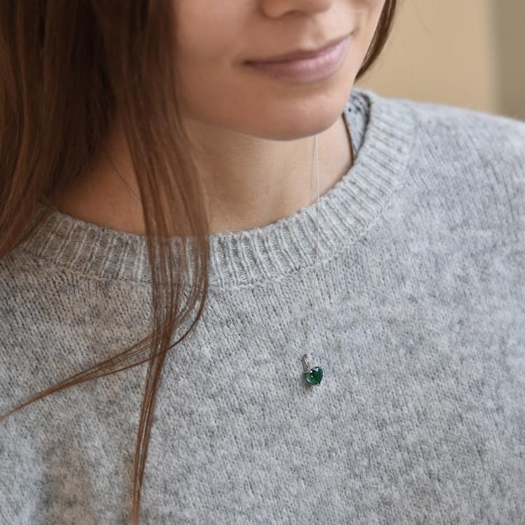 Zlatý přívěsek se smaragdovým srdcem 32675