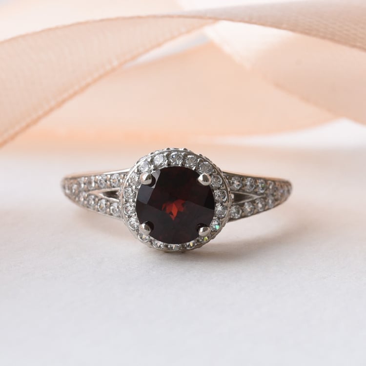 Stříbrný prsten s granátem a zirkony 78412