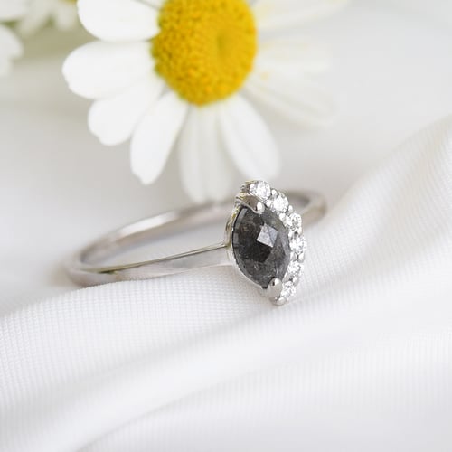 Zásnubní prsten s marquise salt and pepper diamantem Susi