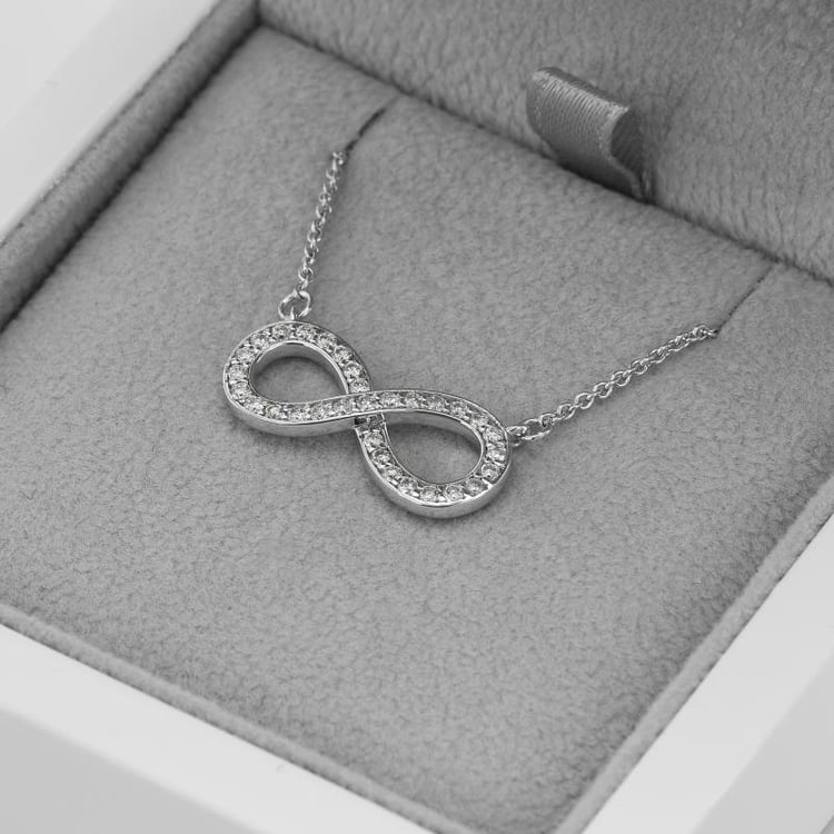 Jemný náhrdelník z bílého zlata zdobený diamanty 50646