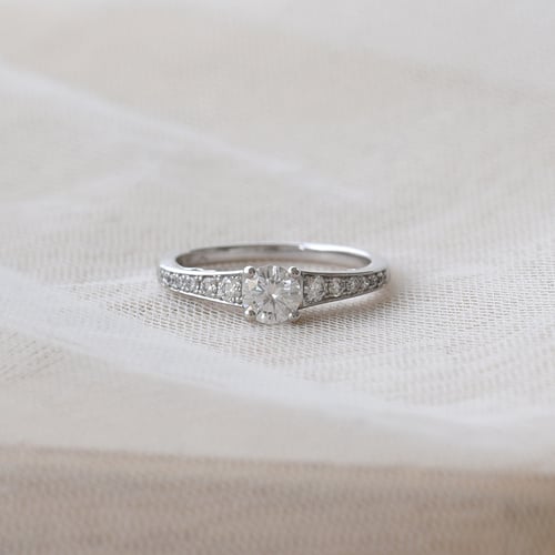 Vintage zásnubní prsten s moissanitem a lab-grown diamanty Amora