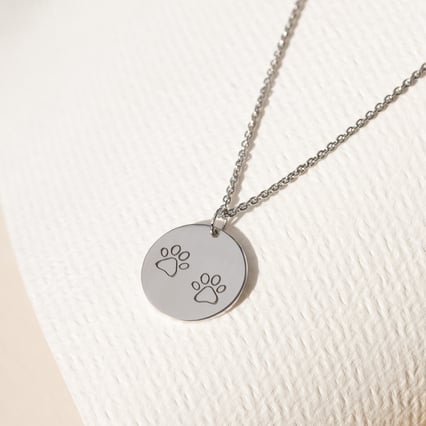 Přívěsek s tlapkami a gravírem Johan