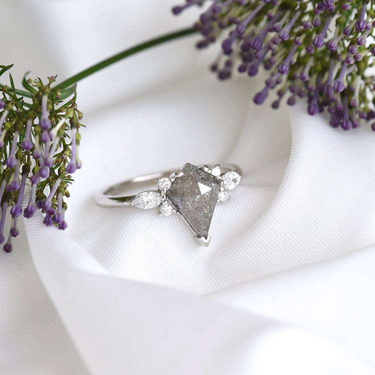 Zásnubní prsten se salt and pepper diamantem ze zlata 82543